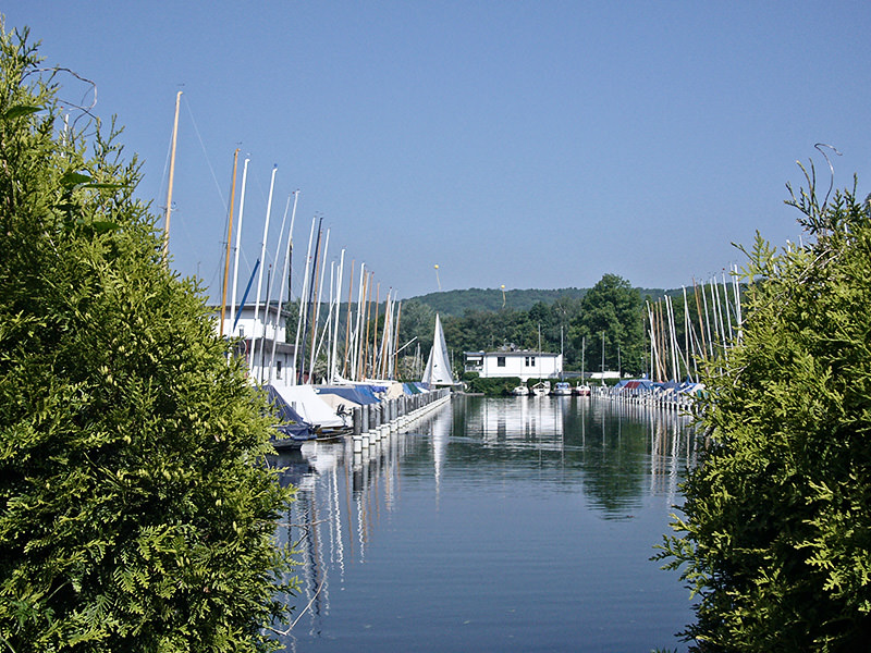 Die moderne Hafenanlage mit einer Bootswerft in der Nachbarschaft.