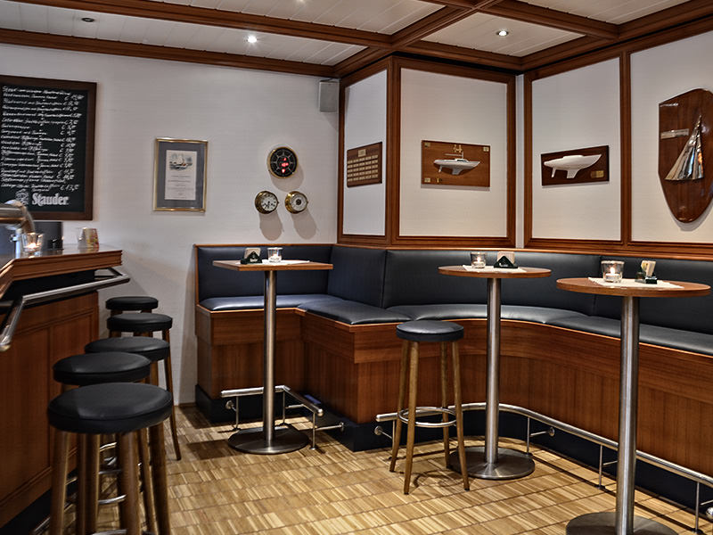 Die Bar lädt zum vergnüglichen Klönen ein.