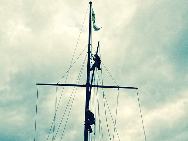 Unser Flaggenmast hat wieder Gaffel und Rah.